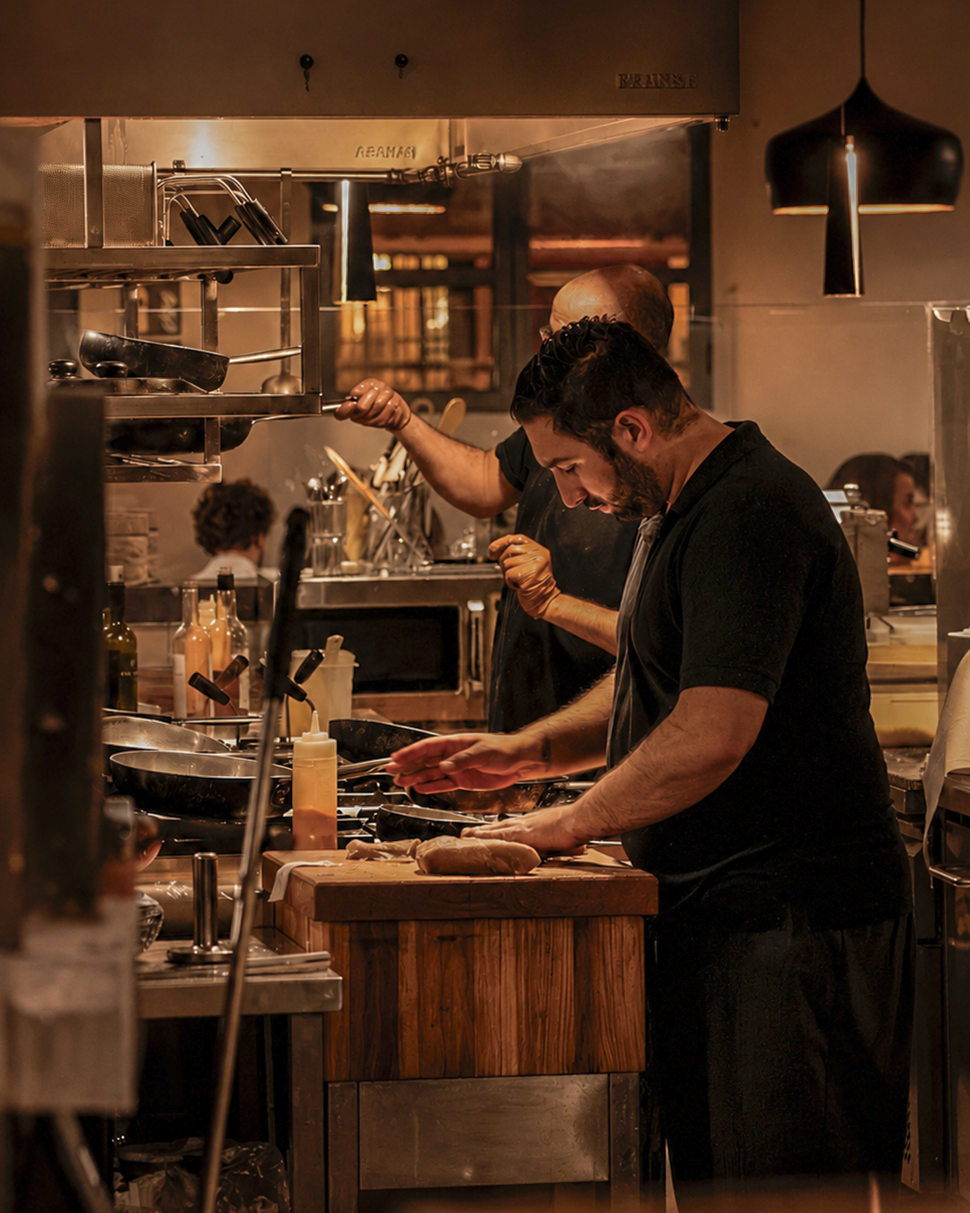 El equipo de Vía Torino trabajando en cocina
