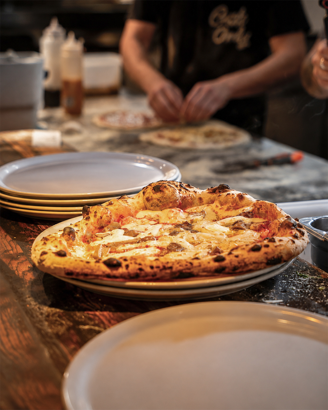 Pizza recién hecha servida en la mesa
