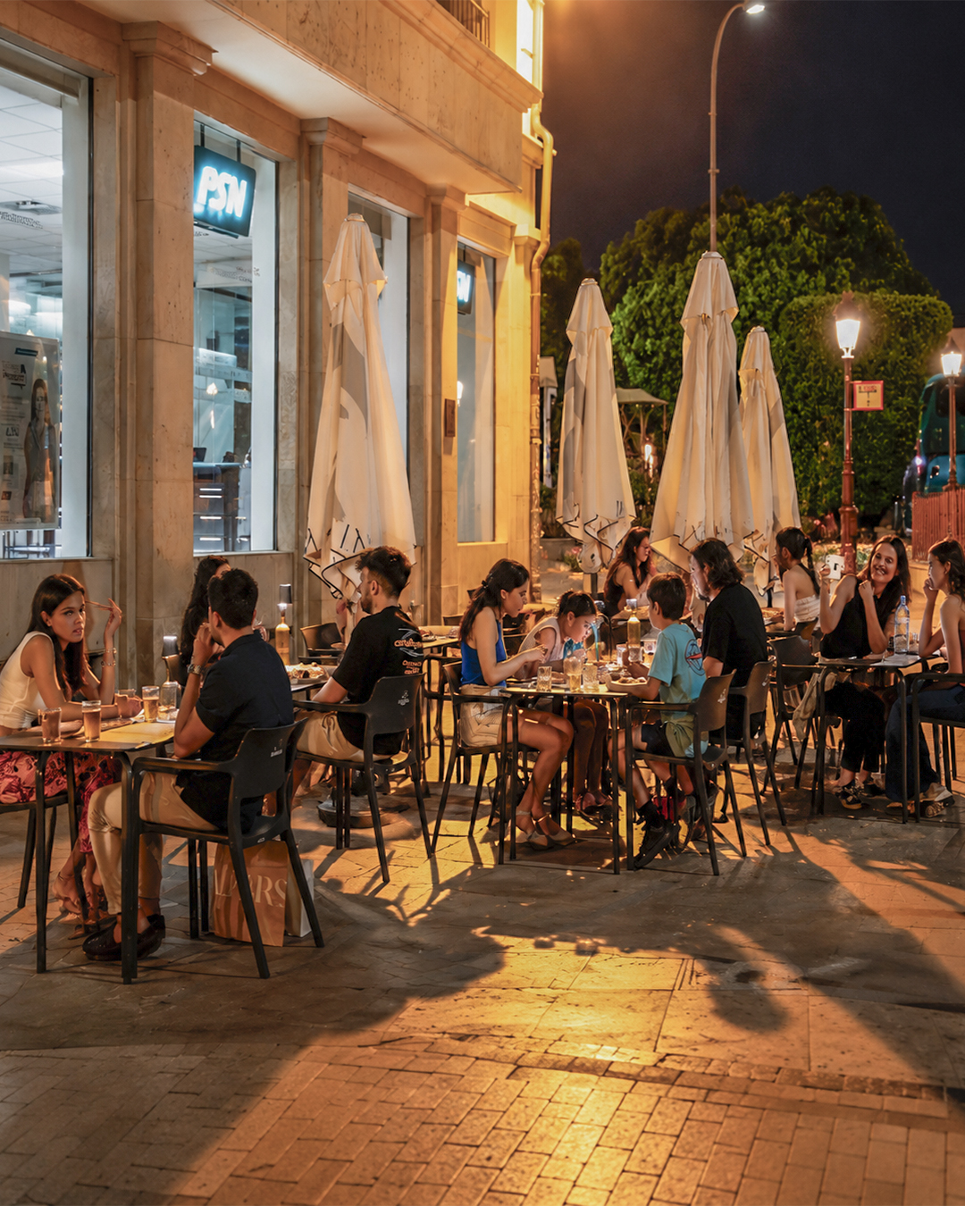 Terraza de Vía Torino por la noche